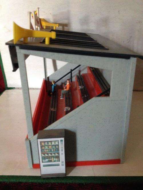 Scalextric Grandstand + 2 spectators  C636 cira 1990's 1:32 Scale