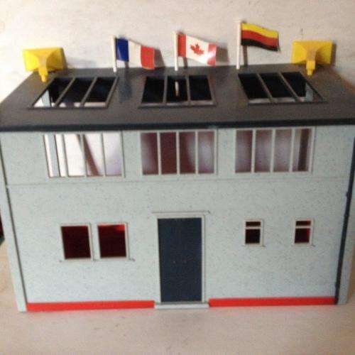 Scalextric Grandstand + 2 spectators  C636 cira 1990's 1:32 Scale