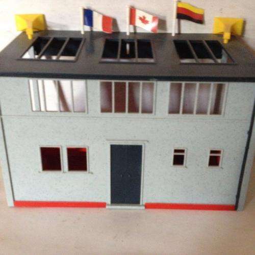 Scalextric Grandstand + 2 spectators  C636 cira 1990's 1:32 Scale