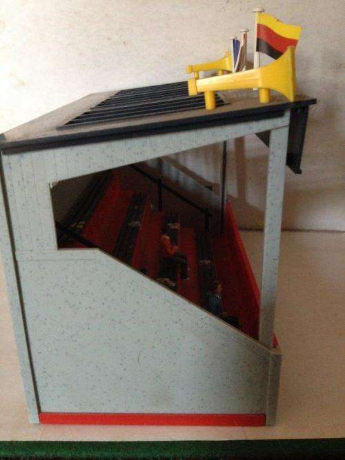 Scalextric Grandstand + 2 spectators  C636 cira 1990's 1:32 Scale