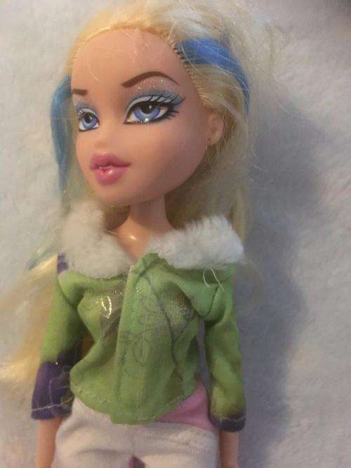 M.G.A Bratz Doll 2001 (a lot taller than usual (29cm) and Jointed hands and elbows)