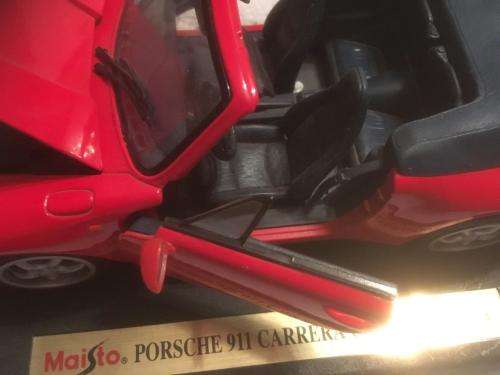 Maisto - Porsche 911 Carrera Cabriolet (1994) 1:24 scale on a plinth