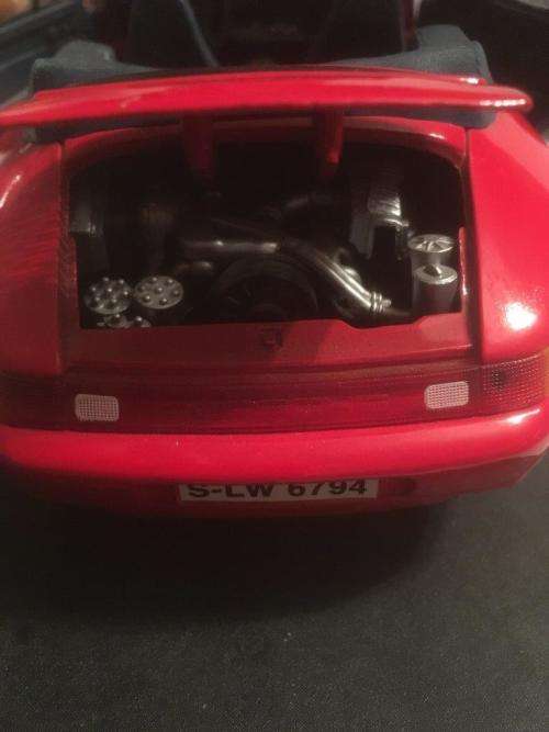 Maisto - Porsche 911 Carrera Cabriolet (1994) 1:24 scale on a plinth