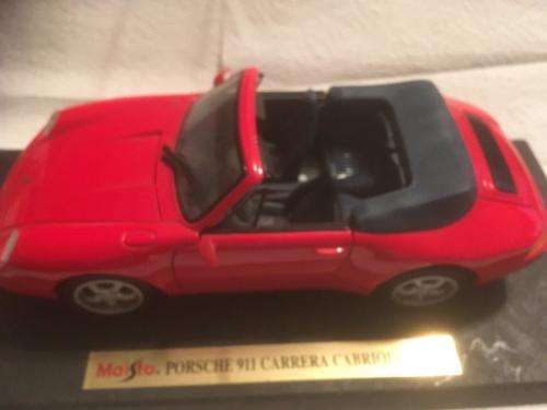 Maisto - Porsche 911 Carrera Cabriolet (1994) 1:24 scale on a plinth