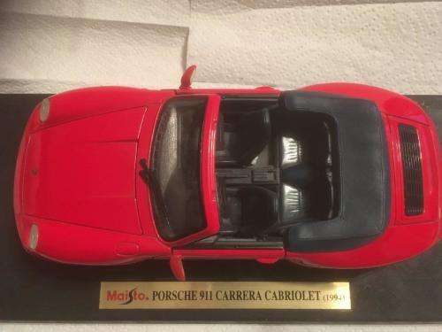 Maisto - Porsche 911 Carrera Cabriolet (1994) 1:24 scale on a plinth
