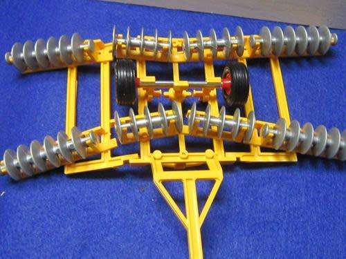 Britains - Folding Disc Harrow  - 1:32 Scale Made in England