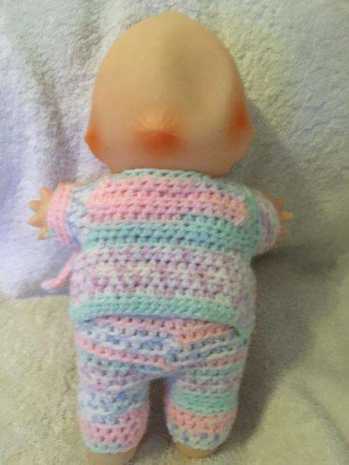 Kewpie in crochette outfit +-26cm