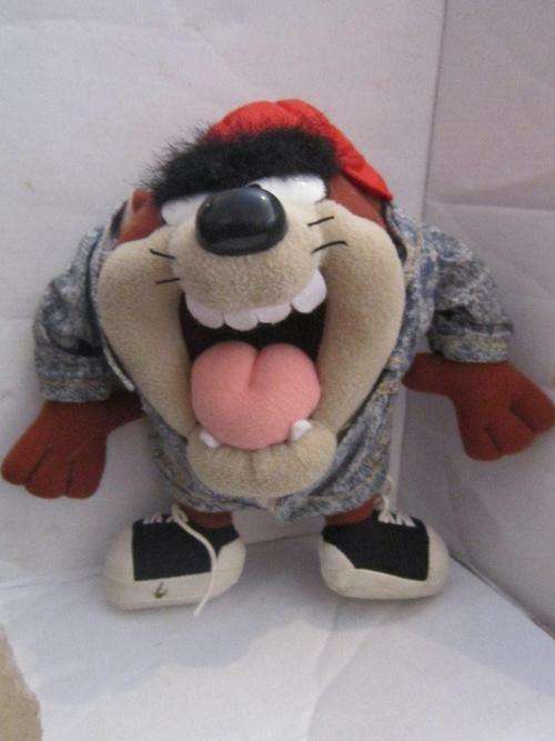 Tazmanian devil with shoes and red hat +-22cm