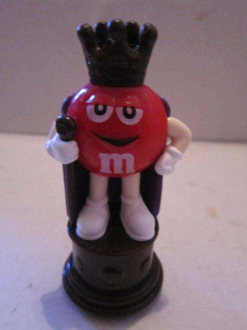 M&M On a Plinth +- 8cm hard plastic