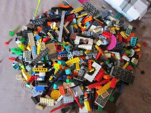 Large Job Lot of Genuine LEGO over 700 pieces