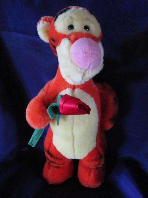 Winnie the phoo - Tigger holdin a rose  +/- 26cm