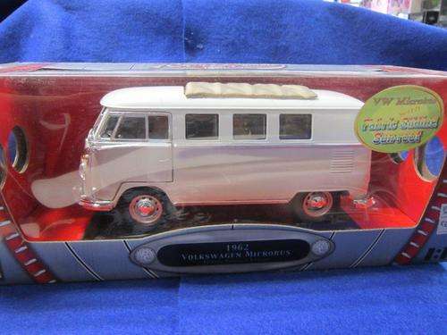 Road Signature Collection - 1962 Volkswagen Microbus Sliding Sunroof Edition -  1:18 Scale
