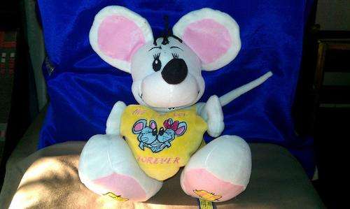 Toby Love Mouse holding a heart +/- 33cm