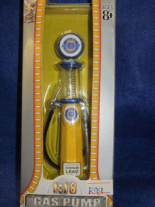 Road Signature - Gas Pump - Sales Chevrolet Service Service 1:18 Scale