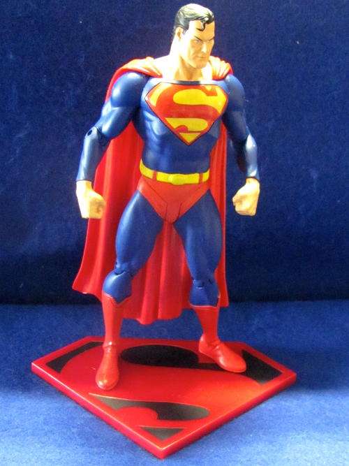 DC - collectable figurine - Superman +/- 19cm on stand