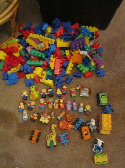 Large Job Lot of Genuine Mega Blocks + People and cars (LARGER BLOCKS)