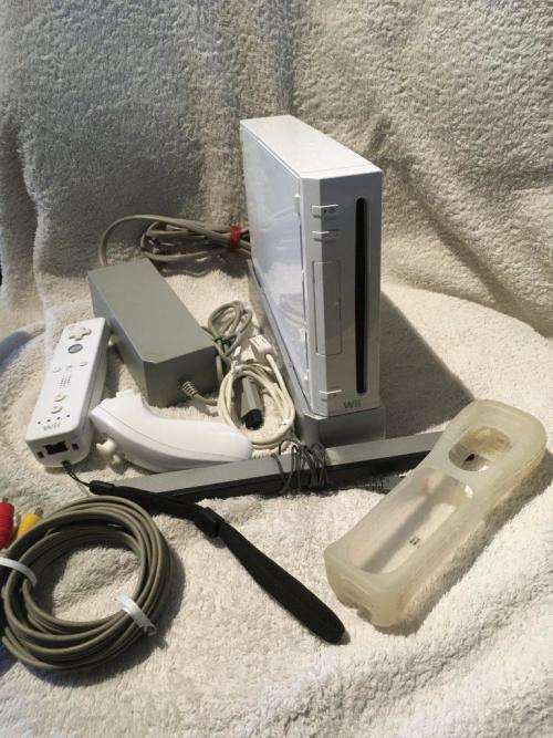 Nintendo Wii - White, Controller, Nunchuck, PSU, Sensor, Cables Stand, Silicone Controller Sleve