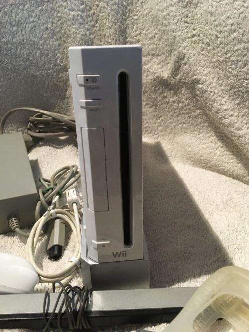 Nintendo Wii - White, Controller, Nunchuck, PSU, Sensor, Cables Stand, Silicone Controller Sleve