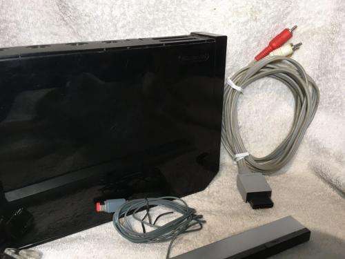 Nintendo Wii - Black, White Controller,White Nunchuck, PSU, Sensor, Cables - top dust covers missing