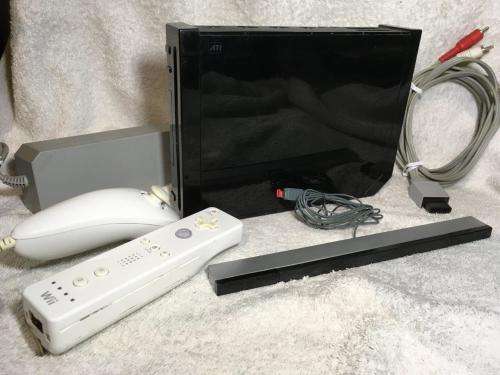 Nintendo Wii - Black, White Controller,White Nunchuck, PSU, Sensor, Cables - top dust covers missing