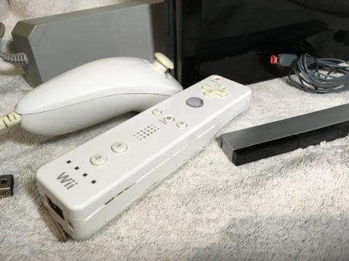 Nintendo Wii - Black, White Controller,White Nunchuck, PSU, Sensor, Cables - top dust covers missing