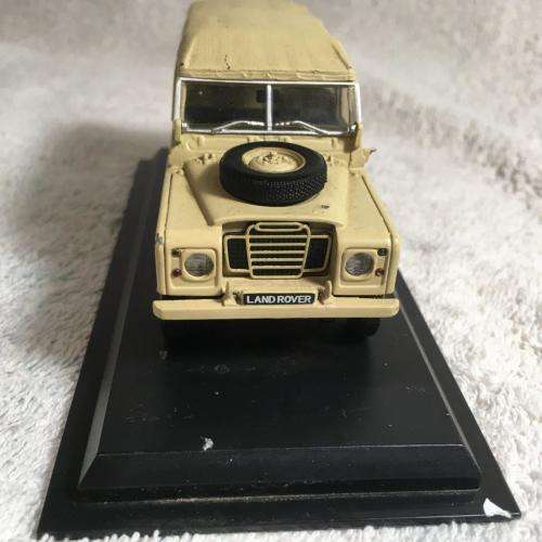 Universal Hobbies - Land Rover Defender  1:43 Scale