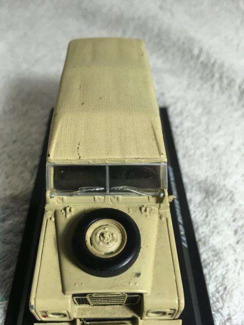 Universal Hobbies - Land Rover Defender  1:43 Scale