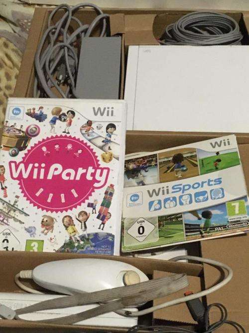 Nintendo Wii - Console Family Edition - Wii Sports +Wii Play (Boxed)