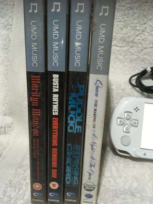 PSP Street White, 4GBMB Memory Card Charger, 5 Games + 4 UMD Music videos