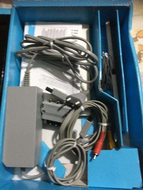 Nintendo Wii - Console Sports + Sports Resort Edition Motion Plus Remote (Boxed)