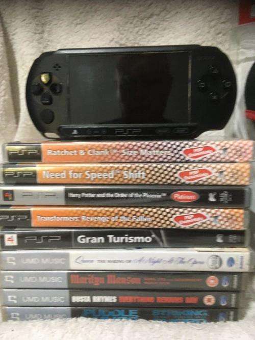 PSP Street, 32MB Memory Card Charger, 5 Games + 4 UMD Music videos + Starter Kit