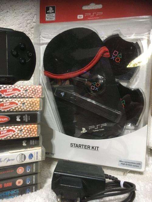 PSP Street, 32MB Memory Card Charger, 5 Games + 4 UMD Music videos + Starter Kit