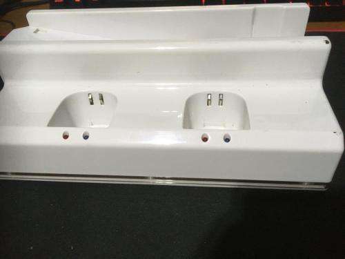 Wii - Dreamgear DGWII-1036 Charging Station / Stand