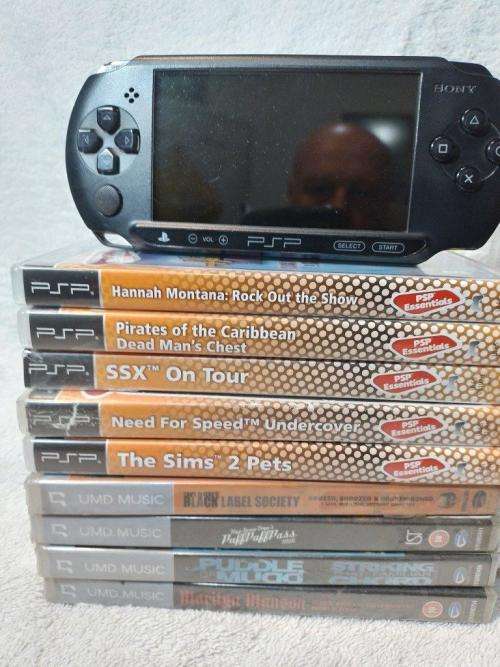 PSP Street, 2GB Memory Card, Charger, 5 Games + 4 UMD Music videos + Starter Kit