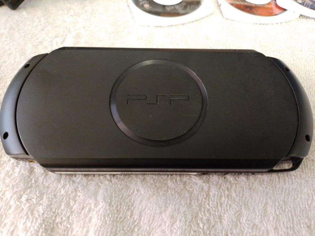 PSP Street,  Charger, 5 Games + 3 UMD Music videos loose + Starter Kit (4GB Memory Card)