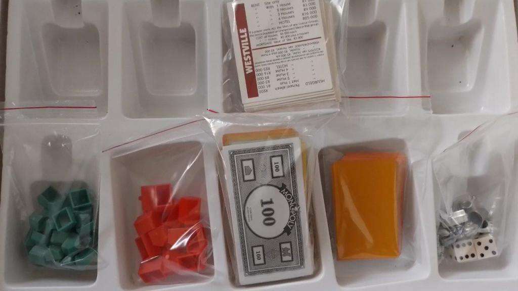 Monopoly - Hasbro Prima Toys (Has Sandton) + 8 Metal playing pieces.