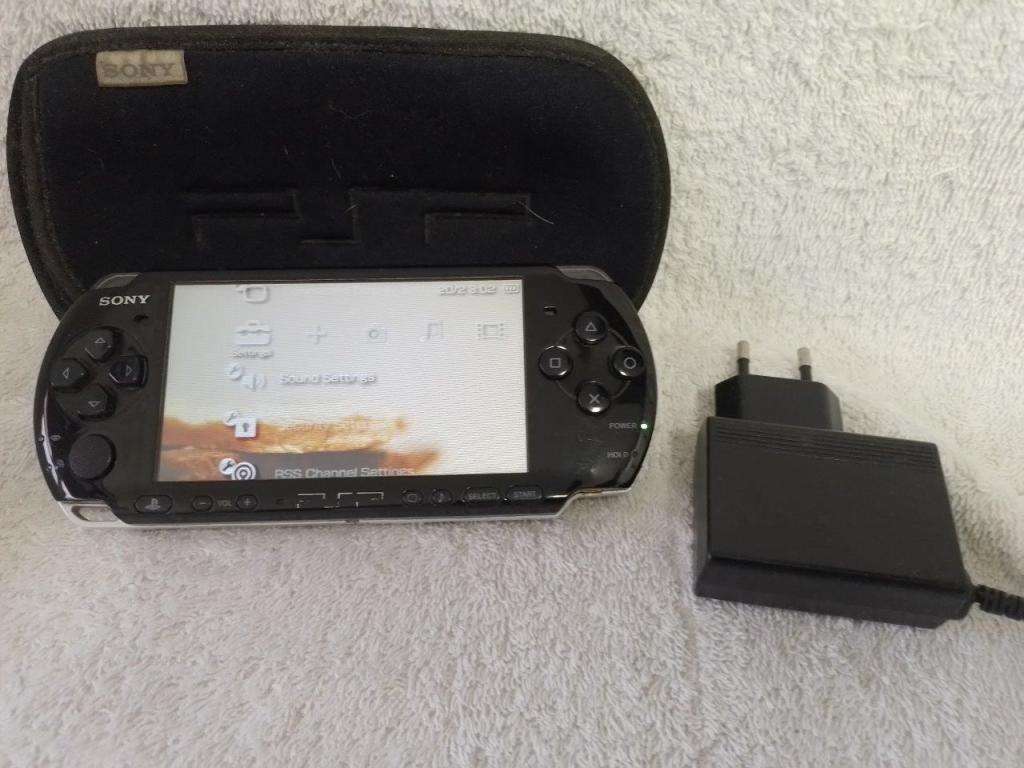 PSP 3004,  Charger, Carry Case (2GB Memory Card)