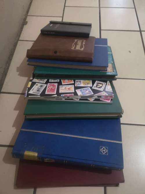 GB. Lots of books with stamps.Good value. Only few photos taken -