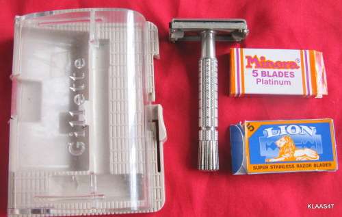 VINTAGE GILLETTE SAFETY RAZOR : MADE IN ENGLAND : BRIT. PAT. 694093 : IN PLASTIC BOX WITH BLADES