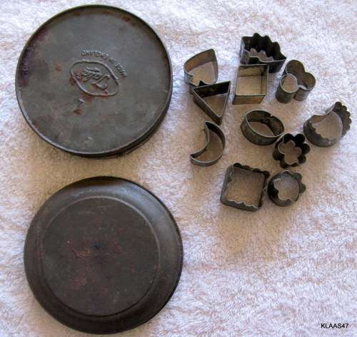 TALA : MADE IN ENGLAND :   ASPIC AND HORS D'OERVE CUTTERS (11) : IN TIN : TIN DIAM 11cm : 3.5cm DEEP