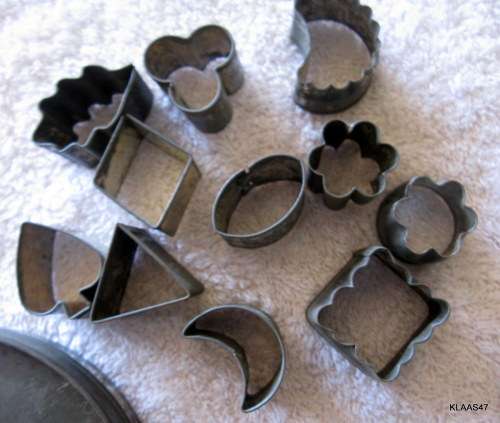 TALA : MADE IN ENGLAND :   ASPIC AND HORS D'OERVE CUTTERS (11) : IN TIN : TIN DIAM 11cm : 3.5cm DEEP