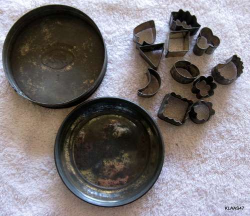 TALA : MADE IN ENGLAND :   ASPIC AND HORS D'OERVE CUTTERS (11) : IN TIN : TIN DIAM 11cm : 3.5cm DEEP