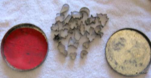VINTAGE MINIATURE COOKIE CUTTER SET : 22 SHAPES : IN ORIGINAL TIN : TIN 14.2cm DIAM - 1.7cm HIGH