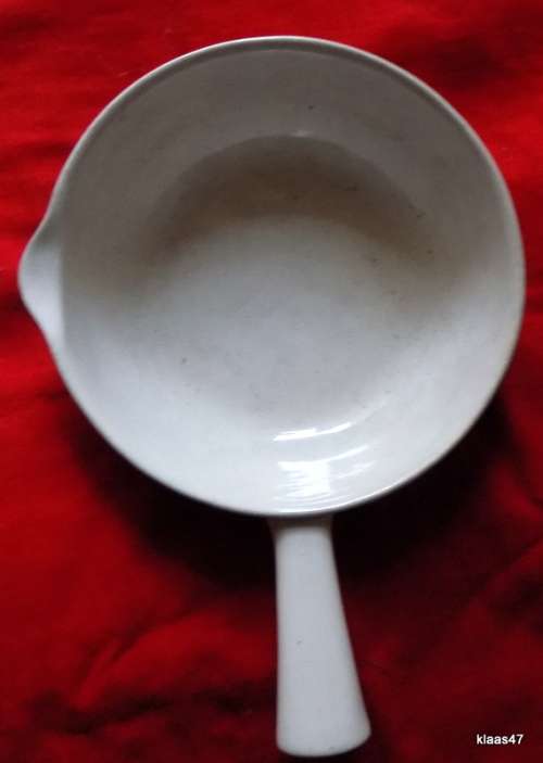 VILLEROY BOCH : LUXEMBOURG : OVEN CASSEROLE DISH : 19cm DIAMETER - 6cm DEEP - WITH POURING LIP