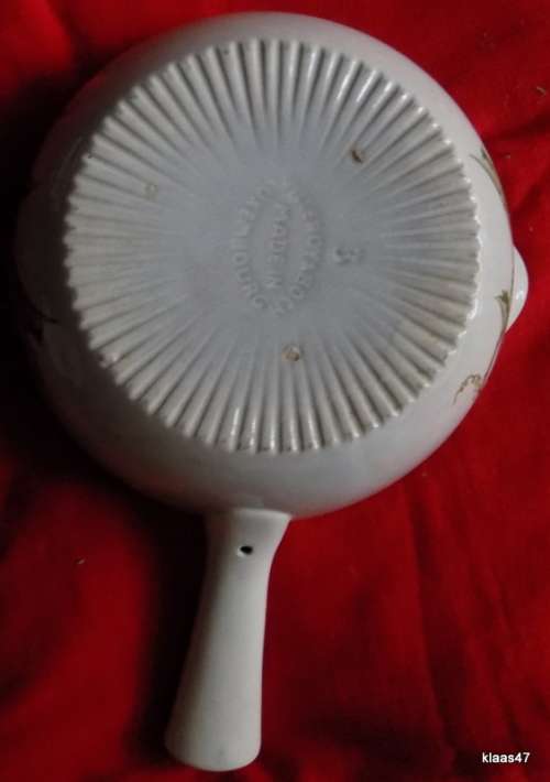 VILLEROY BOCH : LUXEMBOURG : OVEN CASSEROLE DISH : 19cm DIAMETER - 6cm DEEP - WITH POURING LIP