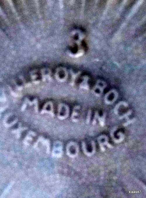 VILLEROY BOCH : LUXEMBOURG : OVEN CASSEROLE DISH : 19cm DIAMETER - 6cm DEEP - WITH POURING LIP