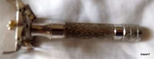 VINTAGE GILETTE : NO 430030 RAZOR : MADE IN ENGLAND (NEEDS SOME CLEANING) NO BLADES INCLUDED