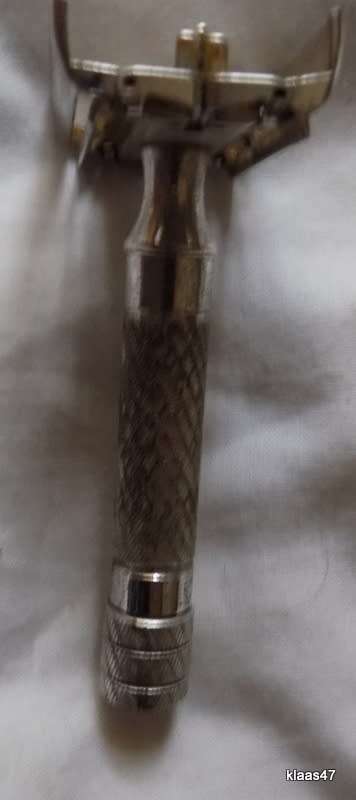 VINTAGE GILETTE : NO 430030 RAZOR : MADE IN ENGLAND (NEEDS SOME CLEANING) NO BLADES INCLUDED