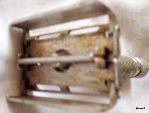 VINTAGE GILETTE : NO 430030 RAZOR : MADE IN ENGLAND (NEEDS SOME CLEANING) NO BLADES INCLUDED