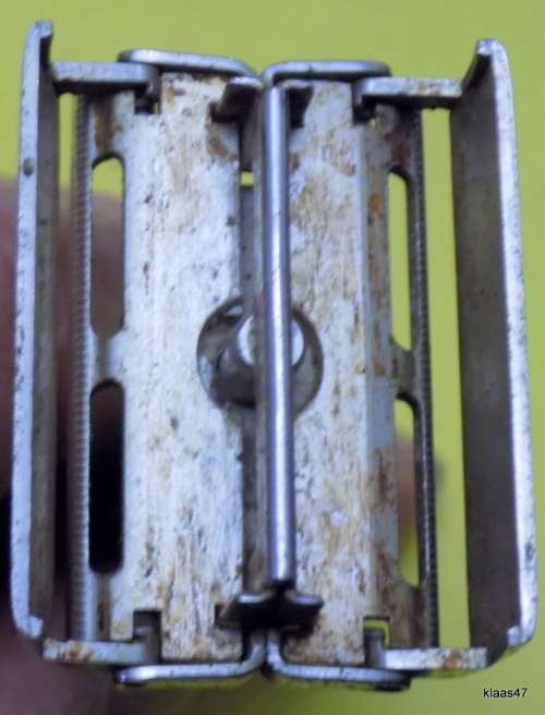 VINTAGE GILETTE : NO 430030 RAZOR : MADE IN ENGLAND (NEEDS SOME CLEANING) NO BLADES INCLUDED